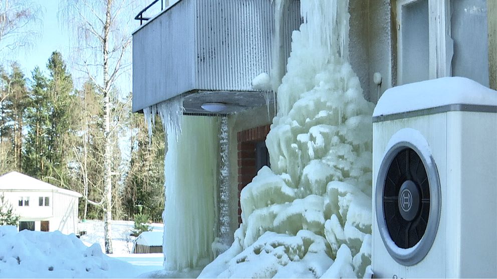 Stora ismassor på husfasaden till ett av hyreshusen i Blötberget.