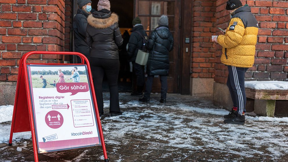 Personer som står i kö utanför Blå hallen i Stockholm för att5 vaccinera sig mot Covid-19