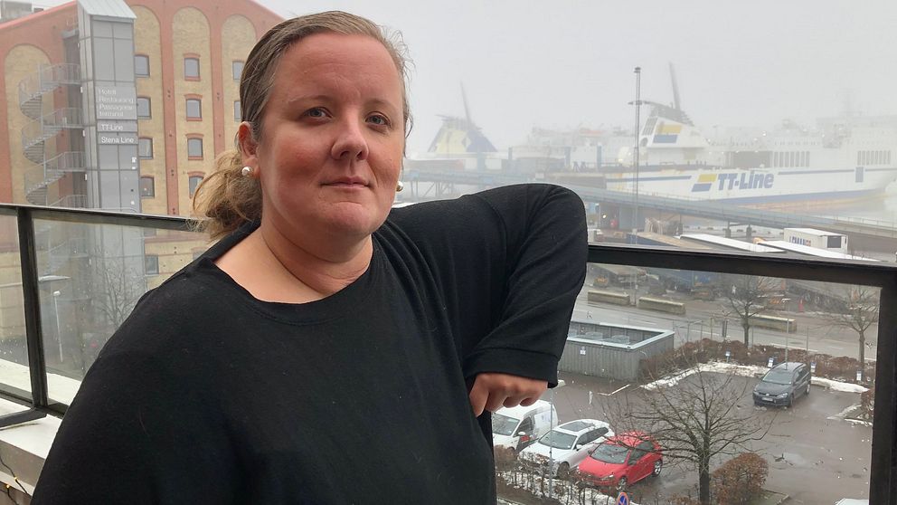Karin Albin på sin balkong vid hamnen i Trelleborg