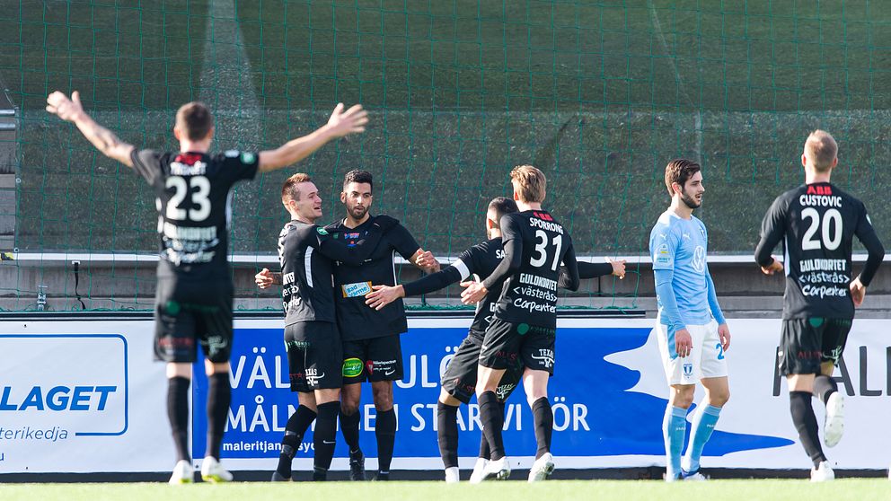 Västerås Pedro Ribeiro jublar med lagkamrater efter att han gjort 1-0 Malmö FF.