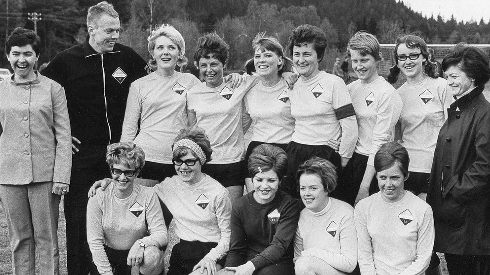 Öxabäcks lag 1968. Ebba Andersson står i mitten i den övre raden med lagkaptensbindeln om armen.