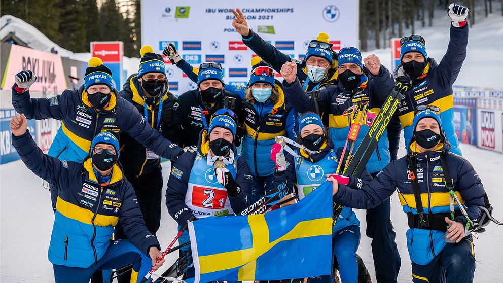Det svenska Skidskyttelandslaget firar en av alla sex medaljer.