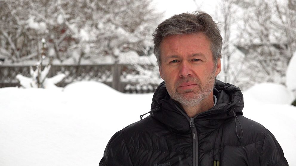 Smittskyddsläkare Stephan Stenmark står utomhus med oskarp snö i bakgrunden