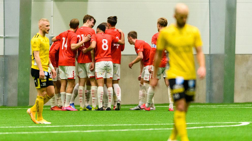 Degerfors spelare jublar efter att Sargon Abraham gjort 1-0.