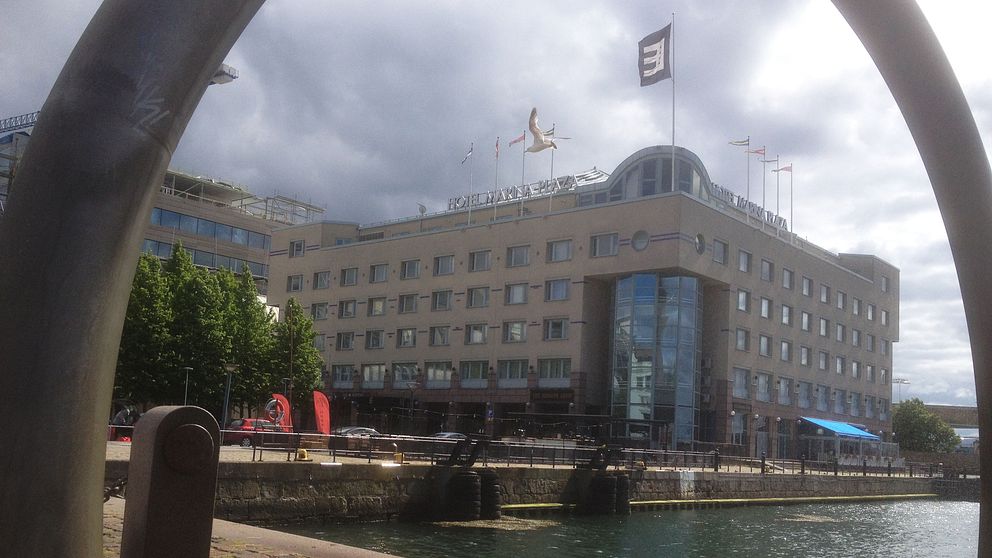 Flickan hittades på ett hotellrum på Marina Plaza.