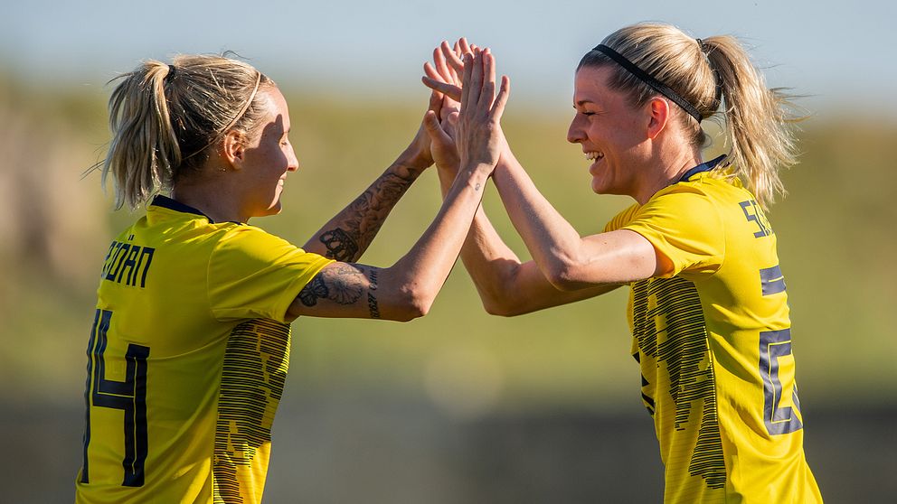 Nathalie Björn och Olivia Schough jublar efter Sveriges 2-0.