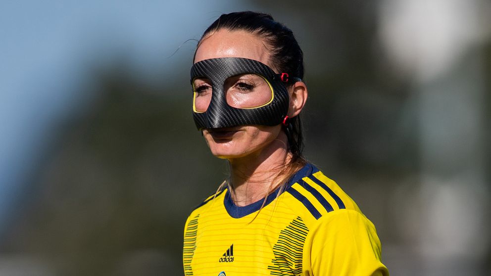 Kosovare Asllani spelade i ansiktsmask mot Malta efter att ha brutit näsan i en ligamatch för Real Madrid.
