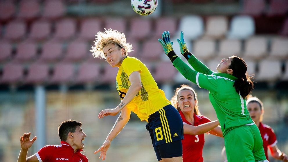 Lina Hurtig i duell med Maltas målvakt.