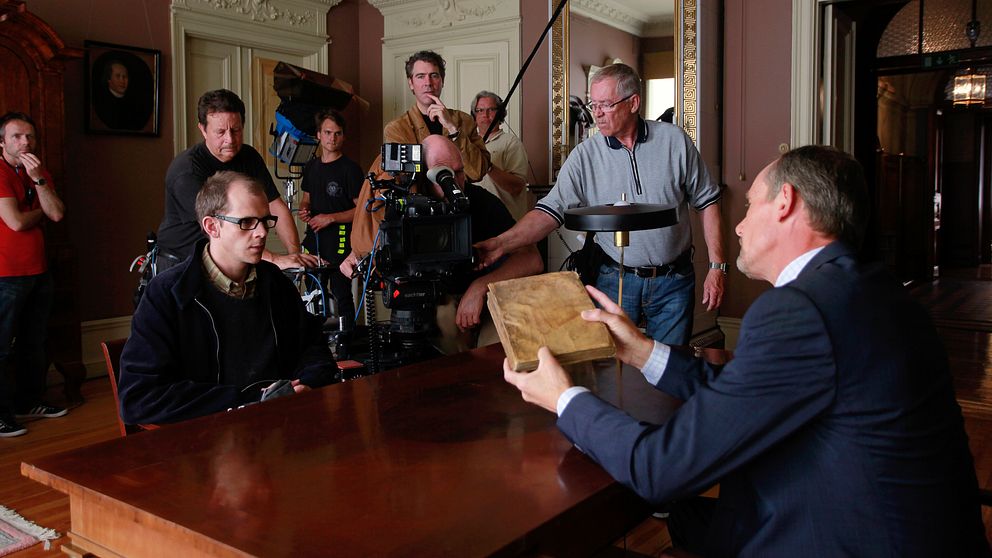 Historien om KB-mannen väckte så starkt intresse att SVT 2011 gjorde en tv-serie om skandalen. På bilden syns bland andra Gustaf Skarsgård som spelade huvudrollen.