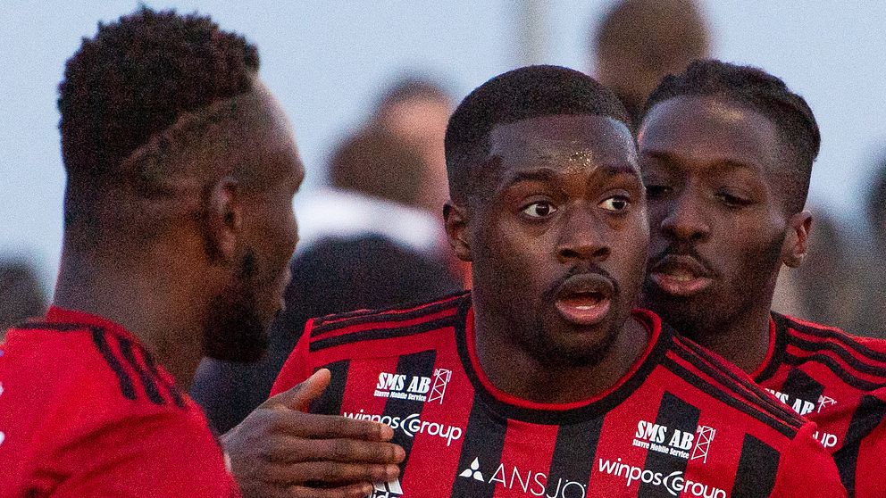 Östersunds Isak Ssewankambo hålls tillbaka av lagkamrater efter att han varit i bråk med publik under fotbollsmatchen i Svenska Cupen mellan Landskrona och Östersund den 21 februari 2021 i Landskrona.