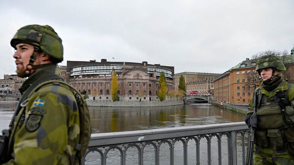 Soldater i centrala Stockholm med riksdagen i bakgrunden