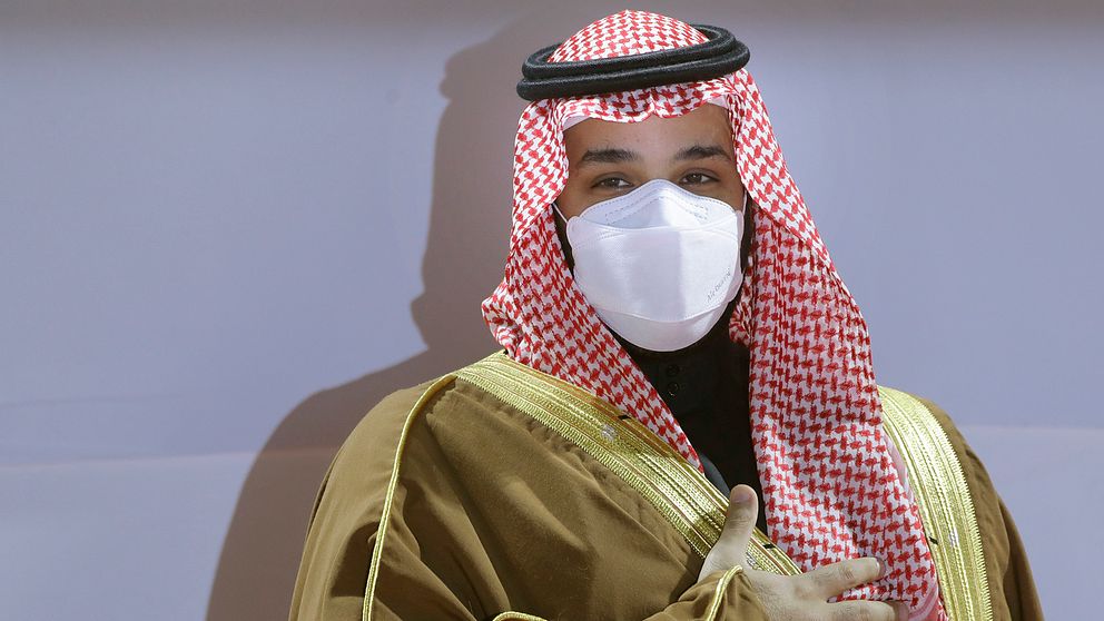 Mohammed bin Salman i traditionell saudisk klädsel och munskydd.