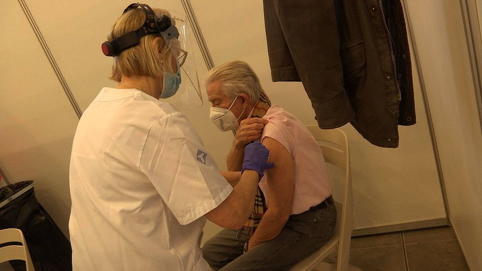 Sven Gustafsson från Hammarö var först ut att få vaccin i Karlstad när Fas-2 inleddes idag.