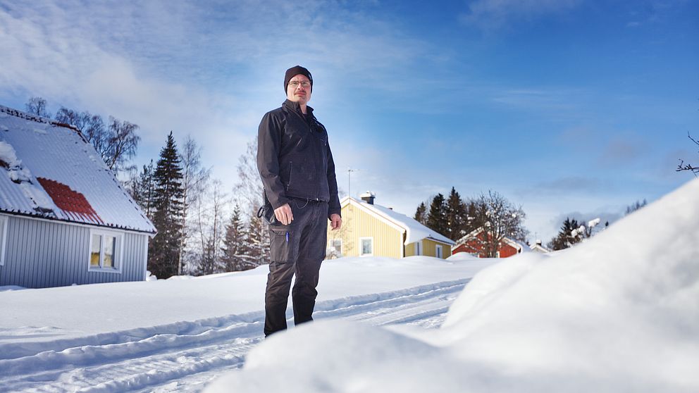 Jonas Mattsson, kriminalvårdsinspektör, framför villorna i Gruvberget som nu blir klass 3-fängelse.