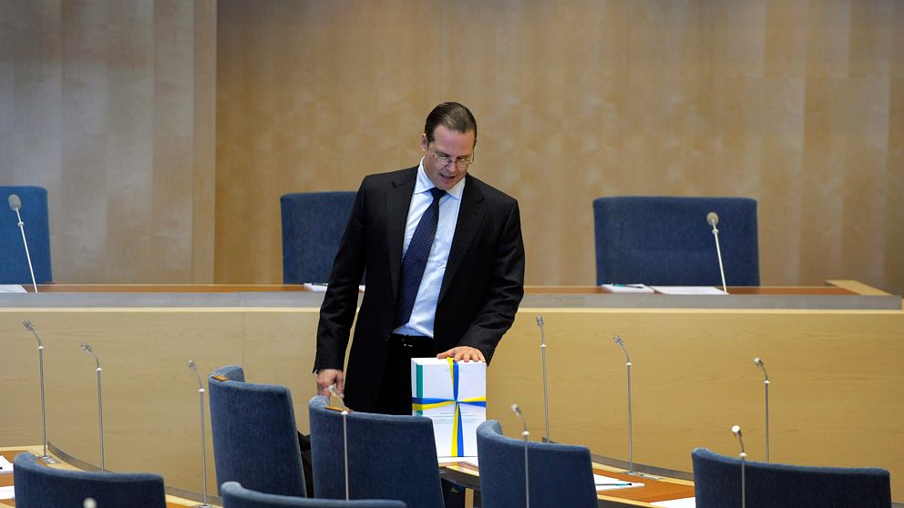 Anders Borg med budgetproposition (arkivbild). Foto Scanpix.