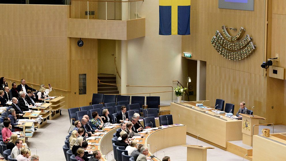 Röstsiffrorn i riksdagen visas på tavlan efter omröstningen om vårbudgeten.
