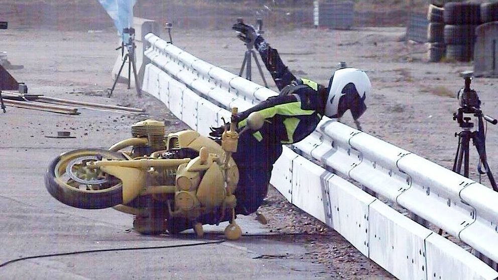 En motorcykels och ett räckes design kan vara helt avgörade för hur allvarligt en förare skadas vid en olycka.