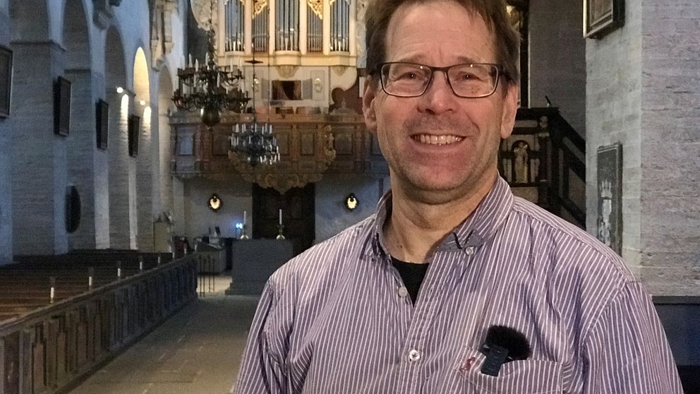 Karl Nelson, orgelbyggare, med Varnhemsgamla orgel i bakgrunden