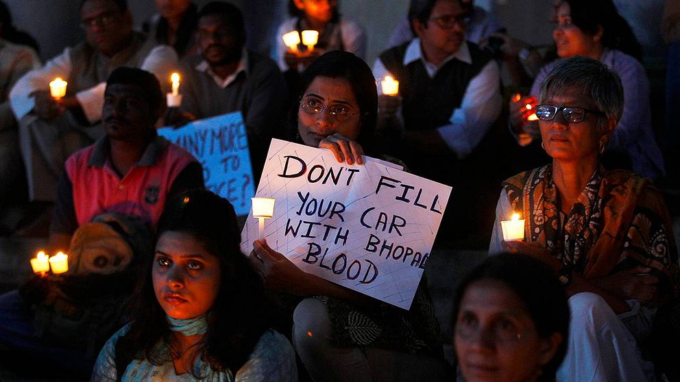 Offer för gasläckan i Bhopal i Indien 1984 har ännu inte fått upprättelse. Bakom olyckan låg Union Carbide, som 2001 köptes av kemijätten Dow. Dow är ett av fyra bolag med kända band till människorättskränkningar som sju storbanker i Sverige nu får kritik för att de investerar i.