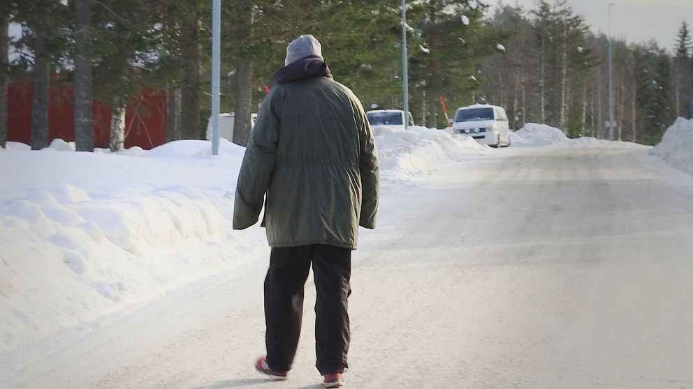 Mattias, intagen på Gruvberget, går genom byn.