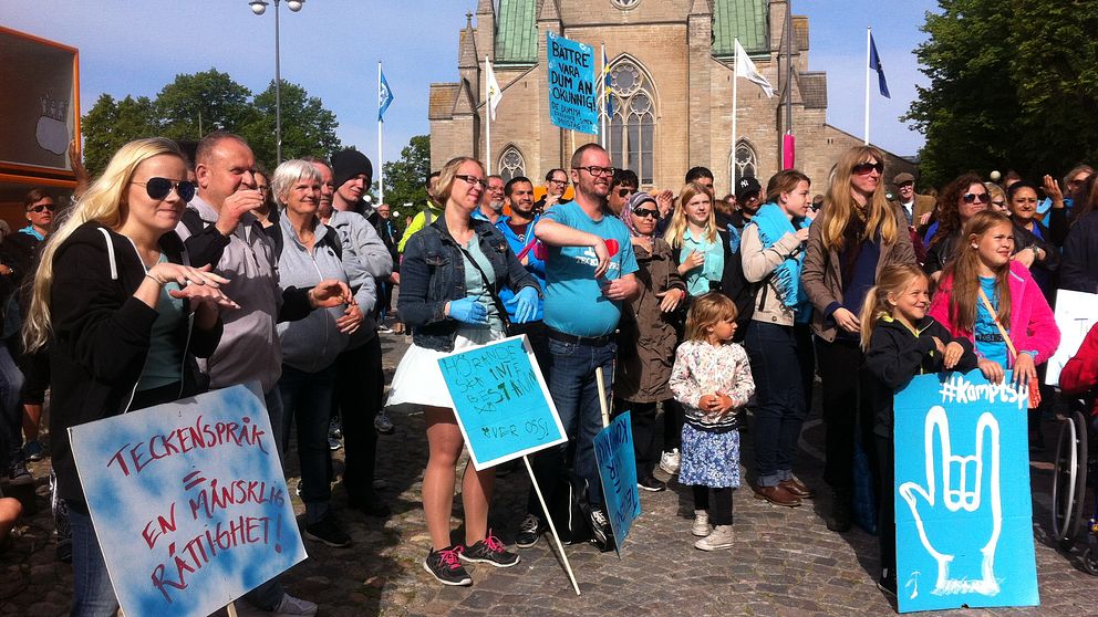 Döva protesterar utanför Rådhuset i Örebro