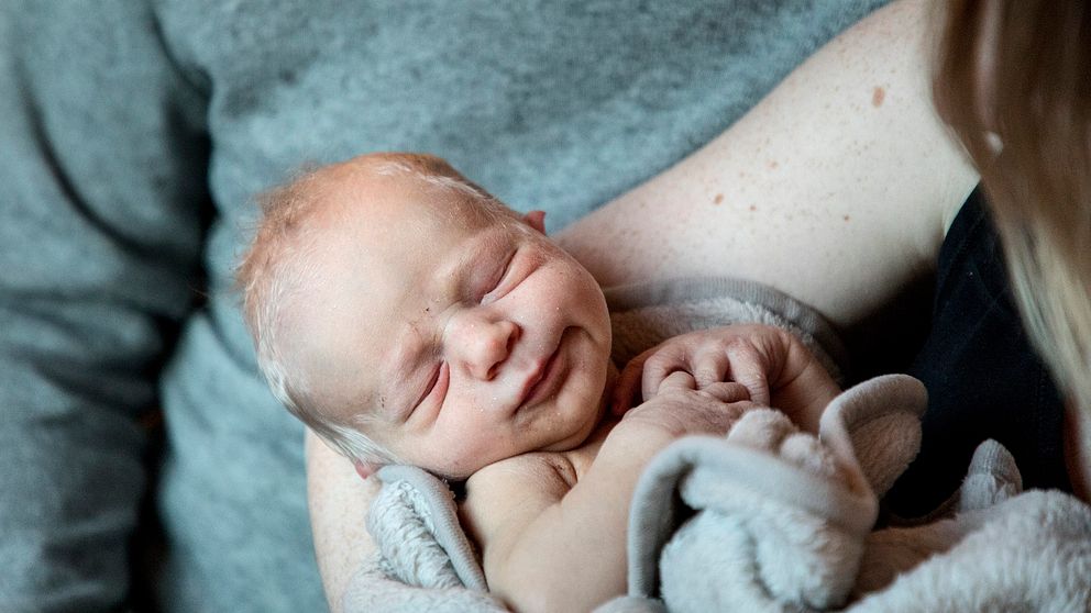 Nyfödda löper liten risk att smittas, förutsatt att mamman följer vissa hygienrutiner. Arkivbild