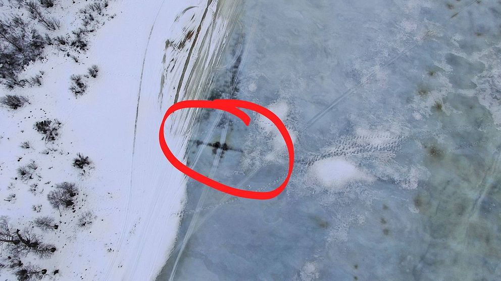 Flygbild över isen på Indalsälven. En vak är inringad med rött på bilden.