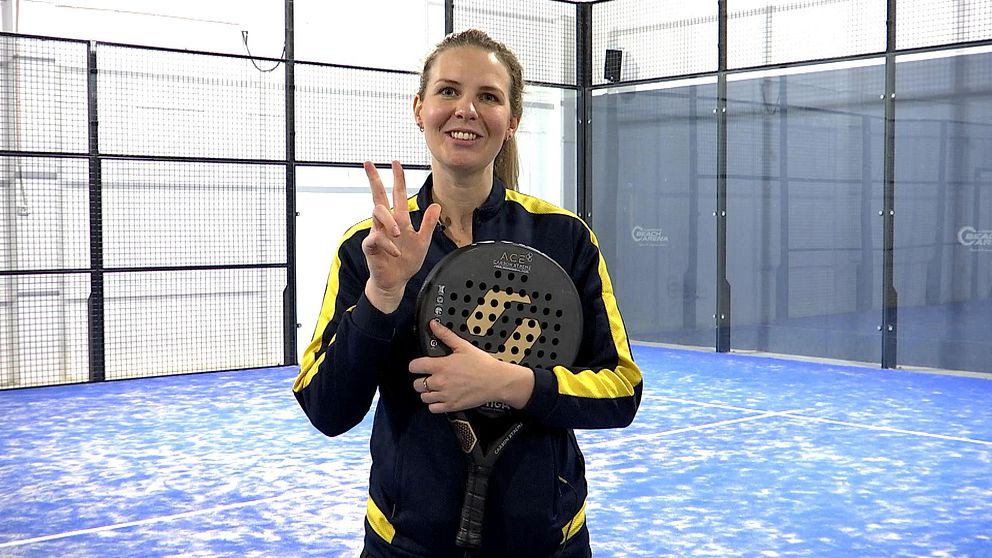 Padelspelaren Emmie Ekdahl håller upp tre fingrar