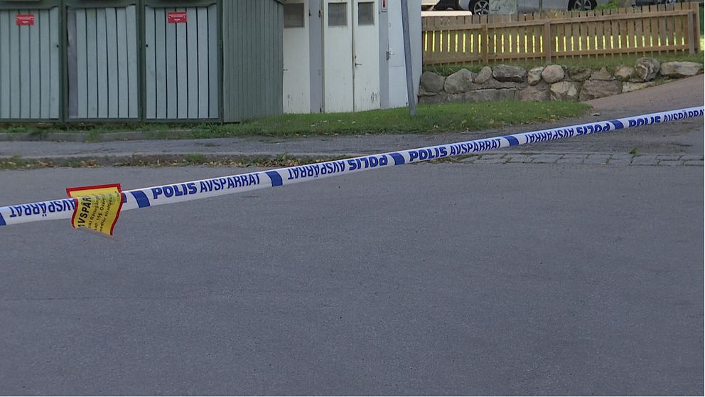 En polisavspärrning i ett bostadsområde.