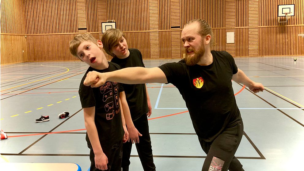 Rasmus Gullander och Viggo Ljung lär sig stunts av Alexander Lindman.