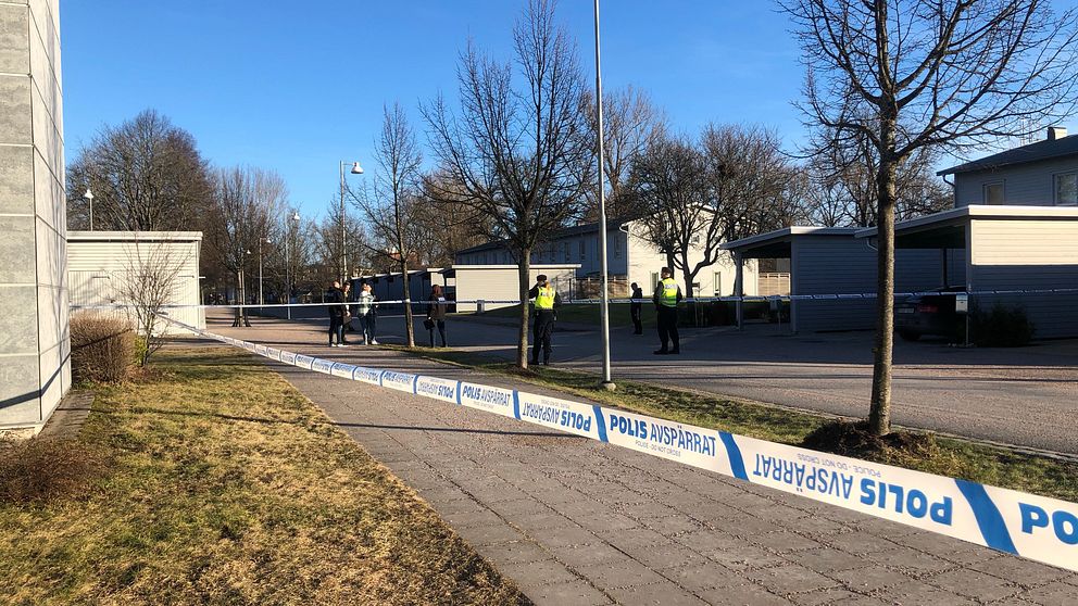 Polisavspärrning efter att en man sköts till döds i Markbacken, Örebro.