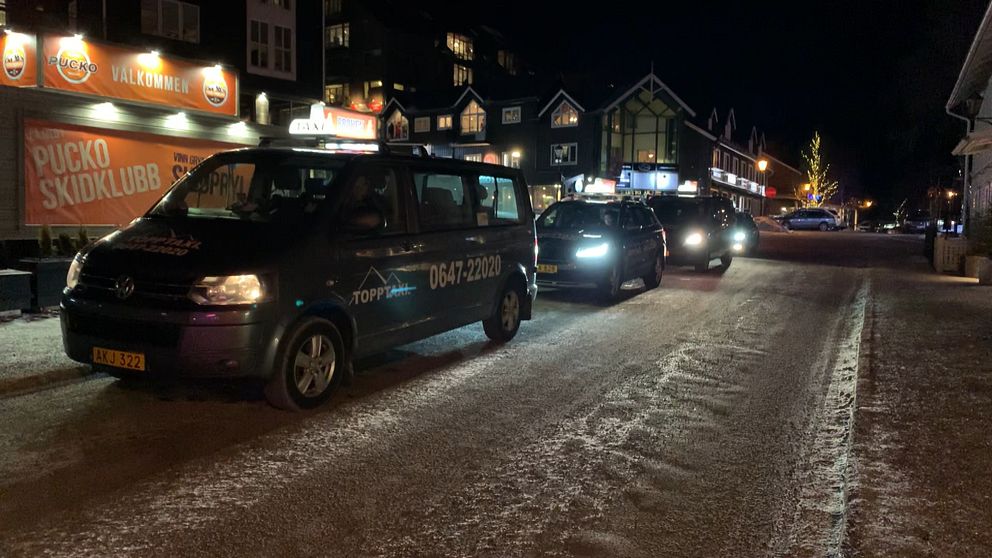 Taxibilar på kö i Åre på kvällen.