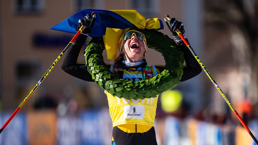 Lina Korsgren jublar efter segern i Vasaloppet.