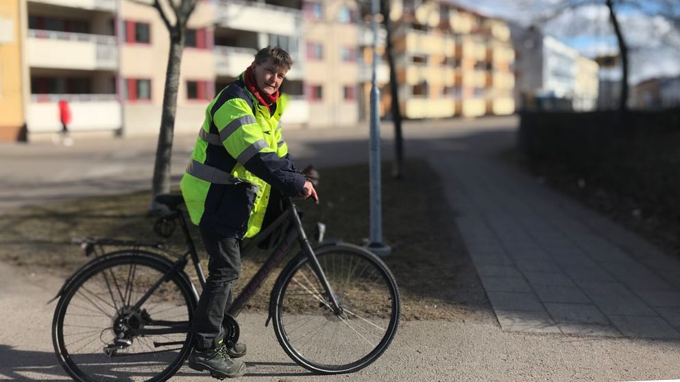 Karin Thyberg på cykel framför en cykelväg i Nybro.