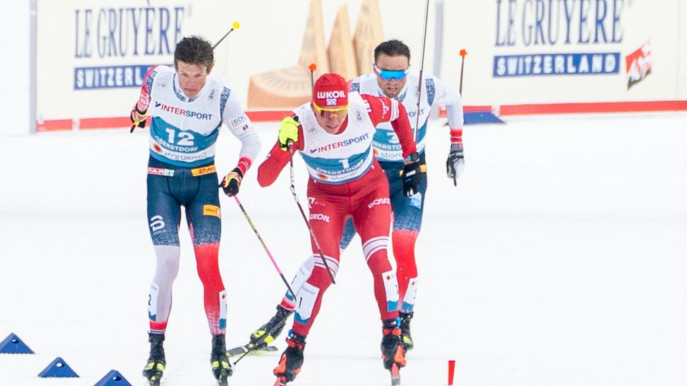 Johannes Hösflot Kläbo, till vänster, var först i mål. Här i kamp med Alexander Bolsjunov som fick staven knäckt på upploppet. Loppets vinnare blev Emil Iversen längst bak i bild.