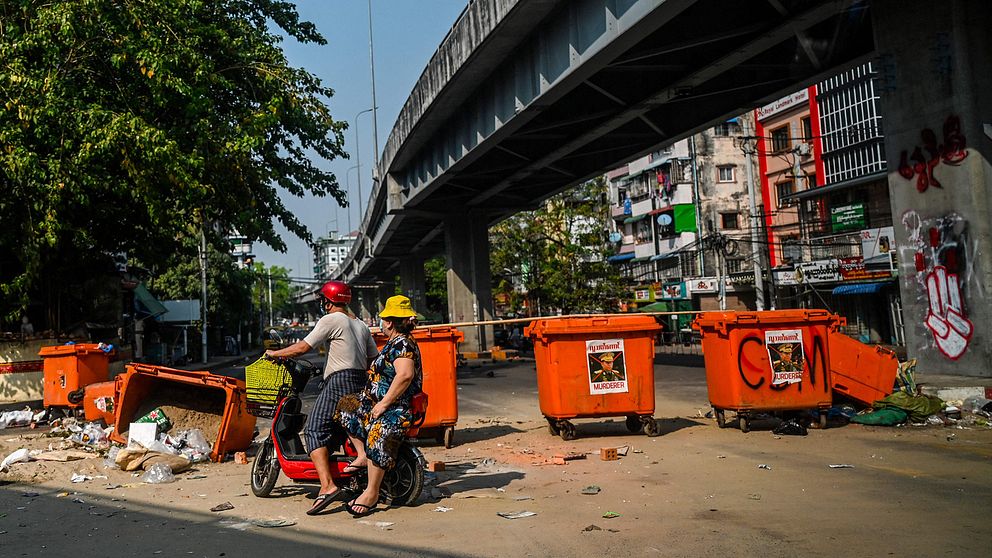 Soptunnor uppställda som barrikader på en gata i Yangon på tisdagen.