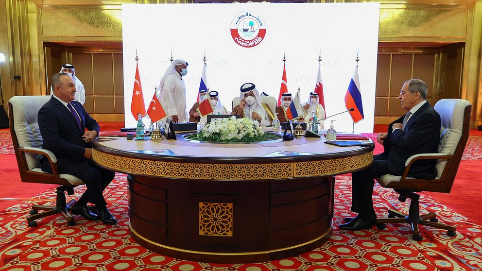 Rysslands utrikesminister Sergei Lavrov (vänster), Qatars utrikesminister Sheikh Mohammed bin Abdulrahman al-Thani (mitten) och Turkiets utrikesminister Mevlut Cavusoglu (höger) möts i Qatars huvudstad Doha.