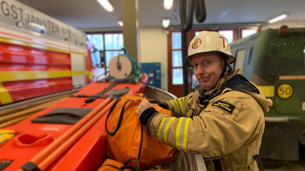 Hör Daniel Johansson berätta om hur krångliga a-kasseregler gjorde att han gick back på att jobba som deltidsbrandman under sin arbetslöshet.