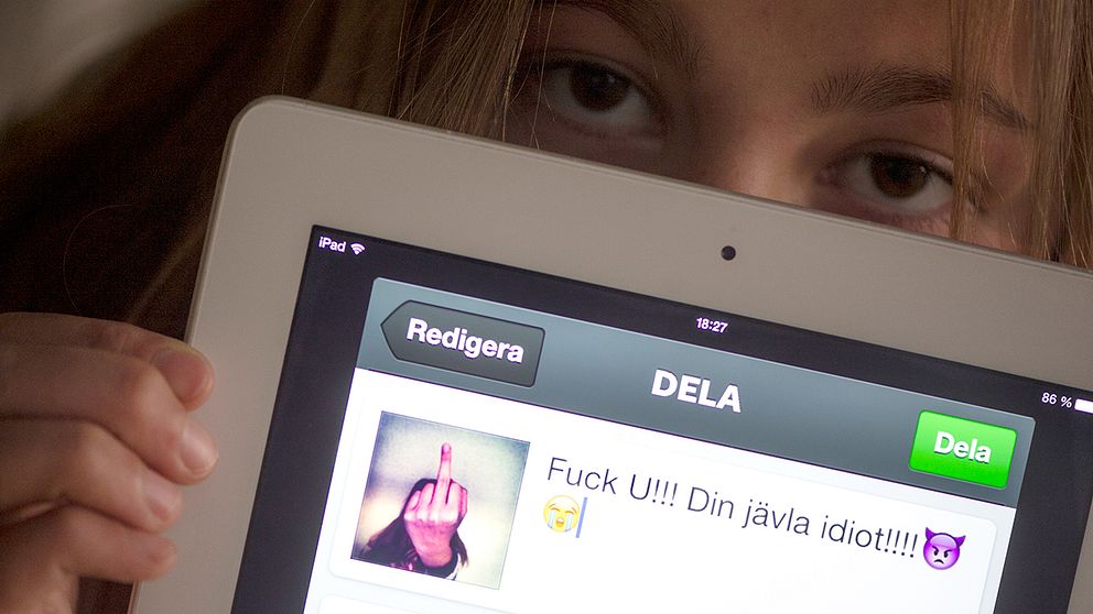 En tonårsflicka redigerar ett kränkande inlägg på Instagram. Arrangerad bild.