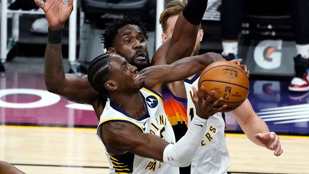 Caris LeVert, i vitt, i sin debut för Indiana Pacers. I bakgrunden Phoenix-centern Deandre Ayton.