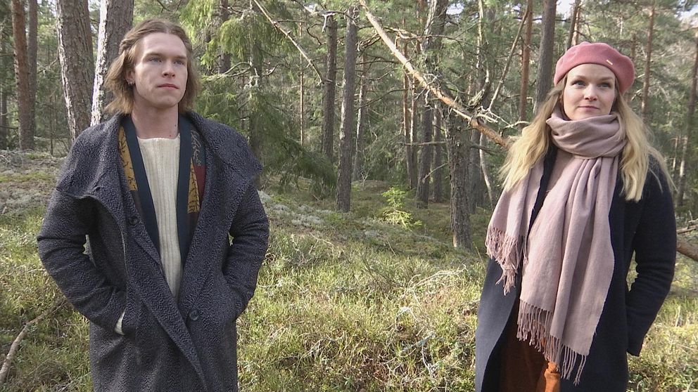 Ludvig Nahnfeldt och Emma Sundh i skogsmiljö vid Månsberget.