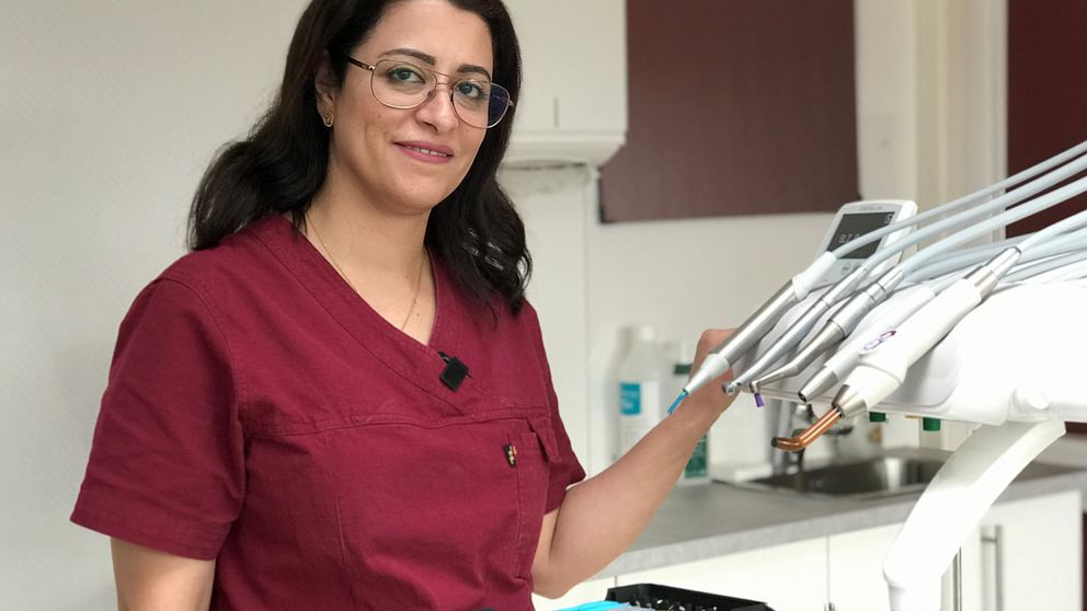 Reem Mousa vid tandläkarverktygen på mottagningen
