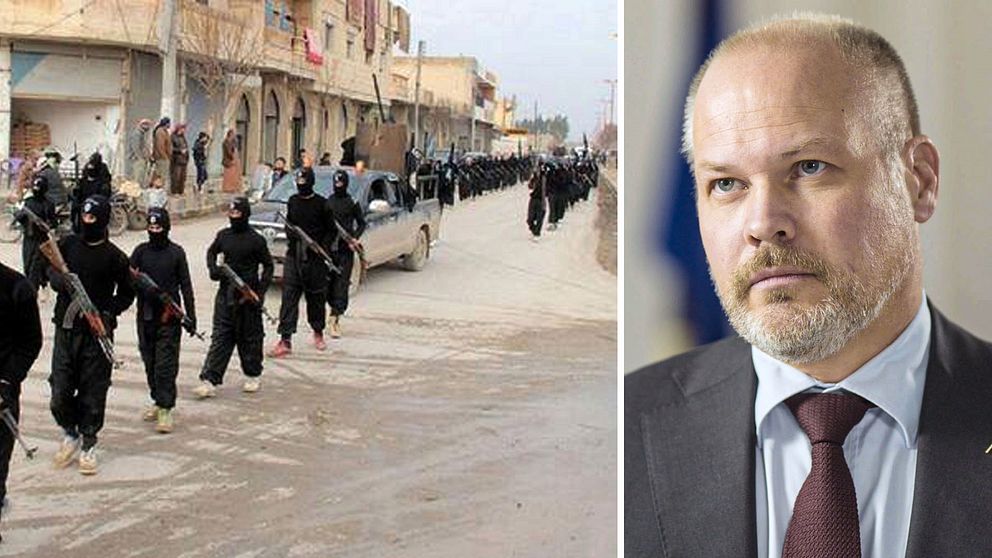 IS-soldater marcherar i raqqa i Syren. Arkivbild. Till höger justitieminister Morgan Johansson (S).
