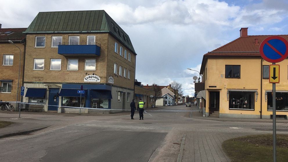 17-åringen hittades av förbipasserande på Eriksgatan i Älmhult runt lunchtid på onsdagen. På eftermiddagen var ett helt kvarter avspärrat runt brottsplatsen.