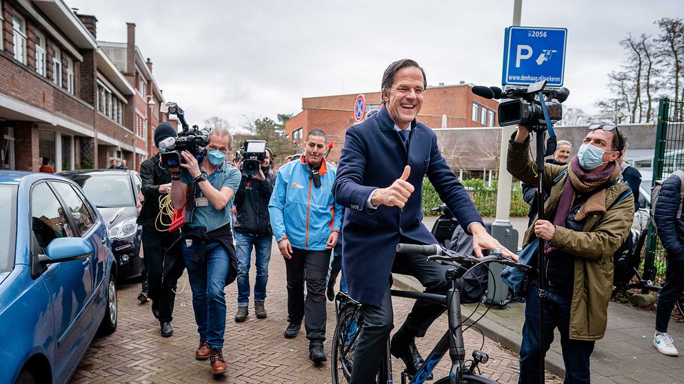 Nederländernas premiärminister Mark Rutte på väg från vallokalen på cykel.