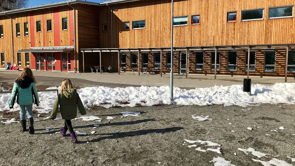 Stora lekytor men också få platser med skugga på skolgården i Ransta.