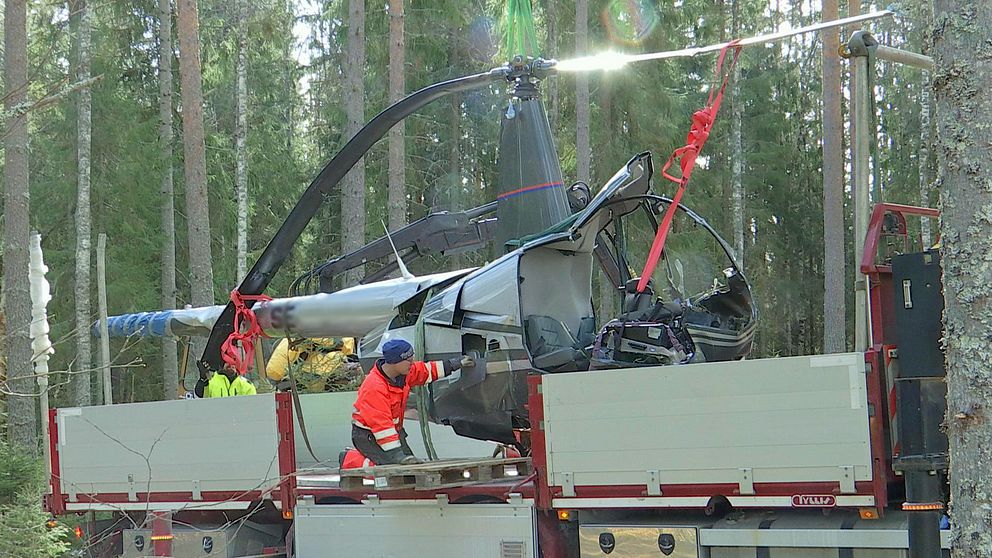 Trasig helikopter bärgas från olycksplatsen utanför Leksand