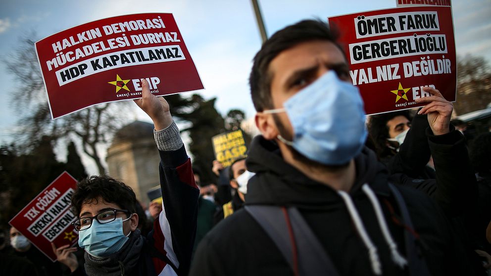 Protester på gator i Istanbul, Turkiet, till stöd för det prokurdiska partiet HDP.