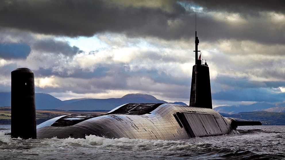 Brittiska strategiska ubåten HMS Vengeance återvänder till marinbasen Clyde i Skottland. Ubåten bär Trident ballistiska kärnvapenrobotar.