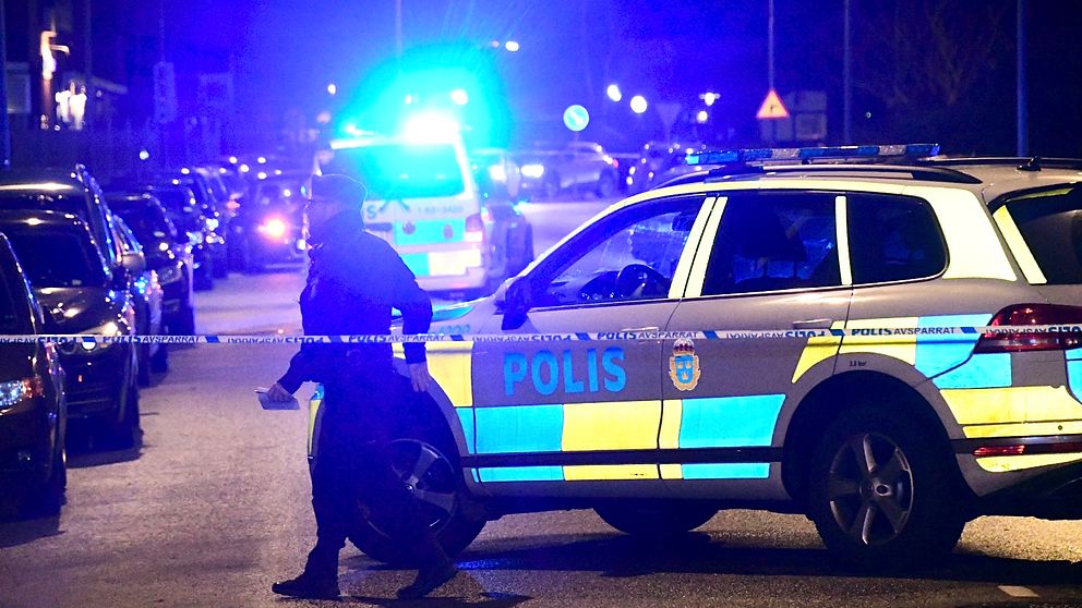 Polisen har spärrat av ett område i stadsdelen Fosie, där en skottlossning ägde rum sent på lördagskvällen.